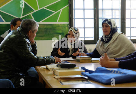 Milan-Bollate, Italien. 14 Dez, 2017. Soraya Houli (C) und Amina Saleh lehre Gefangene in einem de-Radikalisierung der Klasse in einem Gefängnis in Milan-Bollate, Italien, vom 14. Dezember 2017. Credit: Alvise Armellini/dpa/Alamy leben Nachrichten Stockfoto