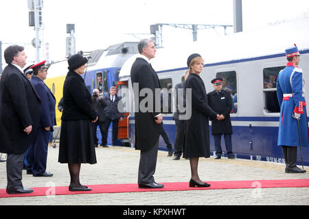 Bukarest, Rumänien. 16 Dez, 2017. Das staatsbegräbnis für Ende der rumänische König Michael ich vor dem ehemaligen Königspalast, jetzt National Art Museum. Credit: Gabriel Petrescu/Alamy leben Nachrichten Stockfoto