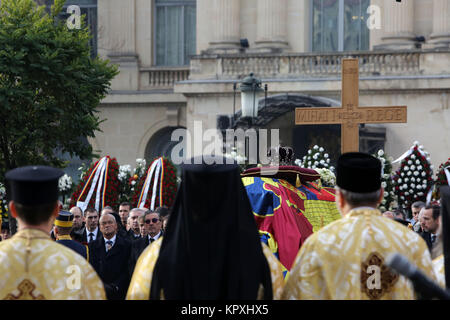 Bukarest, Rumänien. 16 Dez, 2017. Das staatsbegräbnis für Ende der rumänische König Michael ich vor dem ehemaligen Königspalast, jetzt National Art Museum. Credit: Gabriel Petrescu/Alamy leben Nachrichten Stockfoto