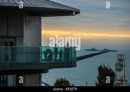 Kalter, frostiger und nebeliger Morgen in Southend on Sea, während die Leute von der Aussichtsplattform mit Blick auf den Southend Pier blicken Stockfoto