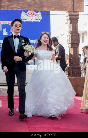 Colombo, Sri Lanka. 17. Dezember, 2017. Ein chinesisches Paar ankommen an einem Gottesdienst Trauung in Colombo, Sri Lanka. 50 Chinesische Paare wurden eine Zeremonie in der Hauptstadt Sri Lankas heiratete der 60. Jahrestag der Aufnahme der diplomatischen Beziehungen zwischen den beiden Ländern zu markieren. Credit: vimukthi Embuldeniya/Alamy leben Nachrichten Stockfoto
