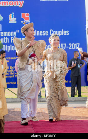 Colombo, Sri Lanka. 17. Dezember, 2017. Ein chinesisches Paar ankommen an einem Gottesdienst Trauung in Colombo, Sri Lanka. 50 Chinesische Paare wurden eine Zeremonie in der Hauptstadt Sri Lankas heiratete der 60. Jahrestag der Aufnahme der diplomatischen Beziehungen zwischen den beiden Ländern zu markieren. Credit: vimukthi Embuldeniya/Alamy leben Nachrichten Stockfoto