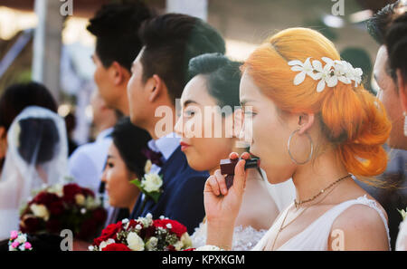 Colombo, Sri Lanka. 17. Dezember, 2017. Eine Chinesische brideapplying ein Lippenstift während einer Messe Hochzeit in Colombo, Sri Lanka Credit: vimukthi Embuldeniya/Alamy leben Nachrichten Stockfoto