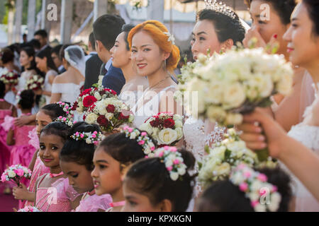 Colombo, Sri Lanka. 17. Dezember, 2017. Eine chinesische Braut posiert für ein Foto mit einer Sri Lankan Flower Girl während einer Messe Hochzeit in Colombo, Sri Lanka Credit: vimukthi Embuldeniya/Alamy leben Nachrichten Stockfoto