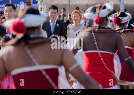 Colombo, Sri Lanka. 17. Dezember, 2017. Ein chinesisches Paar ankommen an einem Gottesdienst Trauung in Colombo, Sri Lanka. 50 Chinesische Paare wurden eine Zeremonie in der Hauptstadt Sri Lankas heiratete der 60. Jahrestag der Aufnahme der diplomatischen Beziehungen zwischen den beiden Ländern zu markieren. Credit: vimukthi Embuldeniya/Alamy leben Nachrichten Stockfoto