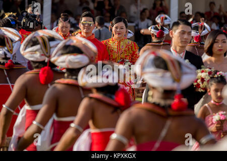 Colombo, Sri Lanka. 17. Dezember, 2017. Ein chinesisches Paar ankommen an einem Gottesdienst Trauung in Colombo, Sri Lanka. 50 Chinesische Paare wurden eine Zeremonie in der Hauptstadt Sri Lankas heiratete der 60. Jahrestag der Aufnahme der diplomatischen Beziehungen zwischen den beiden Ländern zu markieren. Credit: vimukthi Embuldeniya/Alamy leben Nachrichten Stockfoto