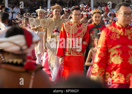 Colombo, Sri Lanka. 17. Dezember, 2017. Eine chinesische Paare ankommen an einem Gottesdienst Trauung in Colombo, Sri Lanka. Credit: vimukthi Embuldeniya/Alamy leben Nachrichten Stockfoto