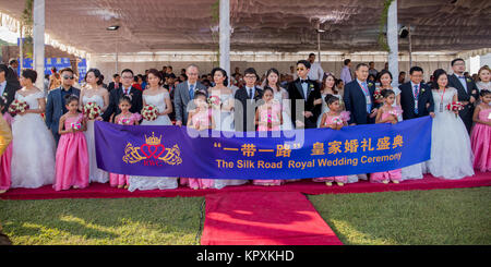 Colombo, Sri Lanka. 17. Dezember, 2017. Eine chinesische Coupls posiert für ein Foto mit einer Sri Lankan Flower Girl während einer Messe Hochzeit in Colombo, Sri Lanka Credit: vimukthi Embuldeniya/Alamy leben Nachrichten Stockfoto