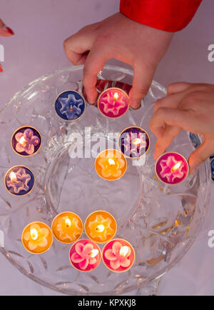 Colombo, Sri Lanka. 17. Dezember, 2017. Ein chinesisches Paar Licht der Lampe während der Hochzeitszeremonie in Colombo, Sri Lanka. 50 Chinesische Paare waren eine Zeremonie in der Hauptstadt Sri Lankas heiratete der 60. Jahrestag der Aufnahme der diplomatischen Beziehungen zwischen den beiden Ländern und die Insel als Reiseziel zu fördern. Credit: vimukthi Embuldeniya/Alamy leben Nachrichten Stockfoto