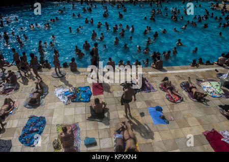 Sao Paulo, Brasilien. 17. Dezember, 2017. Die badegäste aktualisieren sich in die Pools der Belenzinho sesc an diesem Sonntag (17.) in Sao Paulo. Der Sommer beginnt offiziell am 21. Dezember, 2.28 Uhr, und geht bis 13:15 Uhr März 20, mit BrasÃ Lia-Zeit. Credit: Cris Fafa/ZUMA Draht/Alamy leben Nachrichten Stockfoto