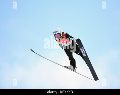 Hinterzarten, Deutschland. 17 Dez, 2017. Sara Takanashi aus Japan während ihrer Springen auf der FIS Damen Skisprung-weltcups in Hinterzarten, Deutschland, 17. Dezember 2017. Credit: Felix Kästle/dpa/Alamy leben Nachrichten Stockfoto