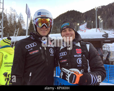 Alta Badia, Italien. 16 Dez, 2017. Deutsche Rennfahrer Alexander Schmid (L) und Manuel Schmid stehen im Finish Line Area der Gran Risa in Alta Badia, Italien, vom 16. Dezember 2017. Credit: Maximilian Haupt/dpa/Alamy leben Nachrichten Stockfoto