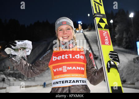 Hinterzarten, Deutschland. 17 Dez, 2017. Maren Lundby aus Norwegen feiert ihren Sieg auf der FIS Damen Skisprung-weltcups in Hinterzarten, Deutschland, 17. Dezember 2017. Credit: Felix Kästle/dpa/Alamy leben Nachrichten Stockfoto