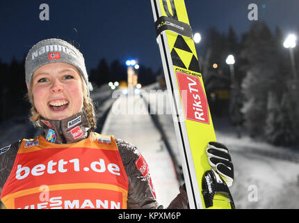 Hinterzarten, Deutschland. 17 Dez, 2017. Maren Lundby aus Norwegen feiert ihren Sieg auf der FIS Damen Skisprung-weltcups in Hinterzarten, Deutschland, 17. Dezember 2017. Credit: Felix Kästle/dpa/Alamy leben Nachrichten Stockfoto