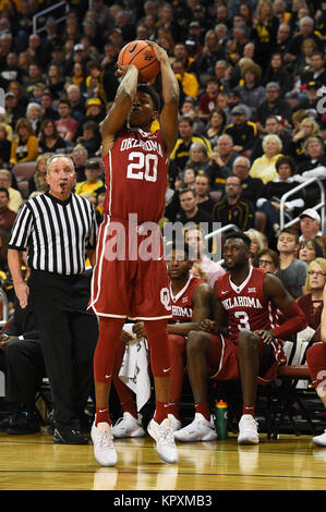 Wichita, Kansas, USA. 16 Dez, 2017. Oklahoma Sooners guard Kameron McGusty (20) schießt ein überbrückungskabel während der NCAA Basketball Spiel zwischen dem Oklahoma Sooners und die Wichita State Shockers bei INTRUST Bank Arena in Wichita, Kansas. Kendall Shaw/CSM/Alamy leben Nachrichten Stockfoto