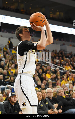 Wichita, Kansas, USA. 16 Dez, 2017. Wichita Zustand Shockers guard Austin Reaves (12) schießt ein Überbrückungskabel von der Grundlinie während der NCAA Basketball Spiel zwischen dem Oklahoma Sooners und die Wichita State Shockers bei INTRUST Bank Arena in Wichita, Kansas. Kendall Shaw/CSM/Alamy leben Nachrichten Stockfoto