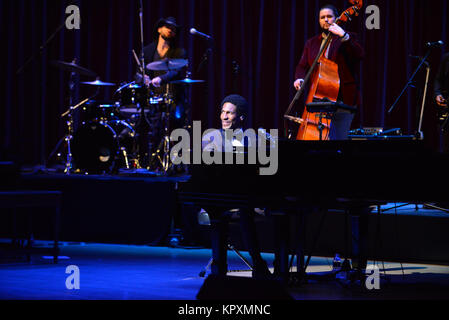 Miami, FL, USA. 15 Dez, 2017. Jon Batist durchführt und Ring in der Ferienzeit mit dem 'Jon Batist und bleiben Human' Band für die Late Show mit Stephen Colbert an Adrienne Arsht Center am 15 Dezember, 2017 in Miami, Florida. Quelle: MPI 10/Media Punch/Alamy leben Nachrichten Stockfoto