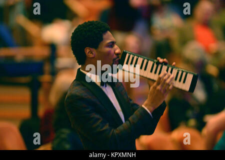 Miami, FL, USA. 15 Dez, 2017. Jon Batist durchführt und Ring in der Ferienzeit mit dem 'Jon Batist und bleiben Human' Band für die Late Show mit Stephen Colbert an Adrienne Arsht Center am 15 Dezember, 2017 in Miami, Florida. Quelle: MPI 10/Media Punch/Alamy leben Nachrichten Stockfoto