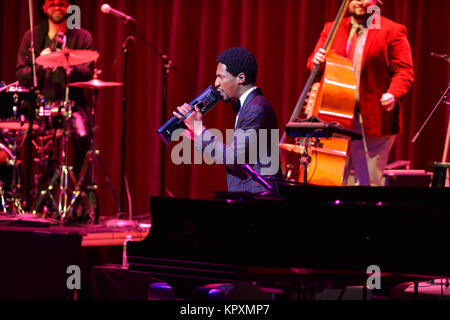 Miami, FL, USA. 15 Dez, 2017. Jon Batist durchführt und Ring in der Ferienzeit mit dem 'Jon Batist und bleiben Human' Band für die Late Show mit Stephen Colbert an Adrienne Arsht Center am 15 Dezember, 2017 in Miami, Florida. Quelle: MPI 10/Media Punch/Alamy leben Nachrichten Stockfoto