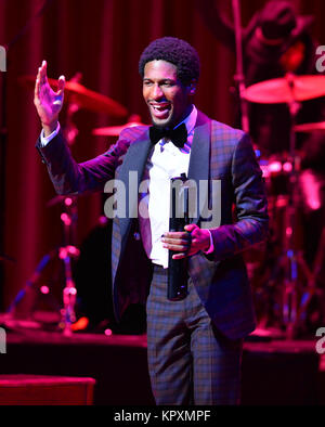 Miami, FL, USA. 15 Dez, 2017. Jon Batist durchführt und Ring in der Ferienzeit mit dem 'Jon Batist und bleiben Human' Band für die Late Show mit Stephen Colbert an Adrienne Arsht Center am 15 Dezember, 2017 in Miami, Florida. Quelle: MPI 10/Media Punch/Alamy leben Nachrichten Stockfoto