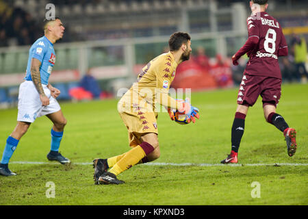 Turin, Italien. 16 Dez, 2017. Salvatore Sirigu (Torino FC), Daniele Baselli (Torino FC), während die Serie ein Fußballspiel zwischen Torino FC und SSC Napoli im Stadio Olimpico Grande Torino am 16. Dezember 2017 in Turin, Italien. Credit: Antonio Polia/Alamy leben Nachrichten Stockfoto