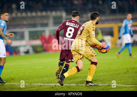 Turin, Italien. 16 Dez, 2017. Salvatore Sirigu (Torino FC), Daniele Baselli (Torino FC), während die Serie ein Fußballspiel zwischen Torino FC und SSC Napoli im Stadio Olimpico Grande Torino am 16. Dezember 2017 in Turin, Italien. Credit: Antonio Polia/Alamy leben Nachrichten Stockfoto