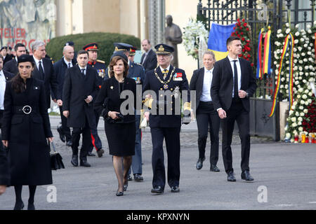 Bukarest, Rumänien - Dezember 16, 2017: Schwedens Königin Silvia und König Carl XVI Gustaf nehmen an der Trauerfeier für den Verstorbenen rumänische König Michael ich vor der ehemaligen Königlichen Palast. Stockfoto
