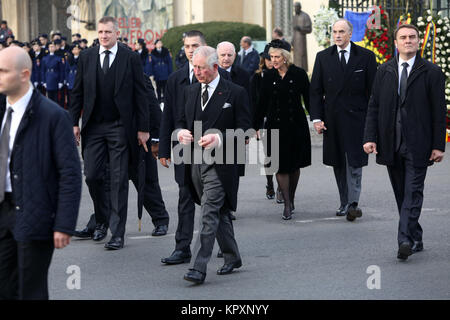 Bukarest, Rumänien - Dezember 16, 2017: Prince Charles in Großbritannien nimmt an der Trauerfeier für den Verstorbenen rumänische König Michael ich vor der ehemaligen Königlichen Palast. Stockfoto