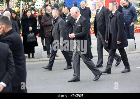 Bukarest, Rumänien - Dezember 16, 2017: Prince Charles in Großbritannien nimmt an der Trauerfeier für den Verstorbenen rumänische König Michael ich vor der ehemaligen Königlichen Palast. Stockfoto