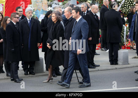 Bukarest, Rumänien - Dezember 16, 2017: Der ehemalige spanische Royals, Königin Sofia, König Juan Carlos I der Trauerfeier für den Verstorbenen rumänische König Michael ich vor der ehemaligen Königlichen Palast besuchen. Stockfoto