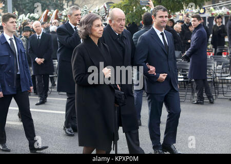 Bukarest, Rumänien - Dezember 16, 2017: Der ehemalige spanische Royals, Königin Sofia, König Juan Carlos I der Trauerfeier für den Verstorbenen rumänische König Michael ich vor der ehemaligen Königlichen Palast besuchen. Stockfoto