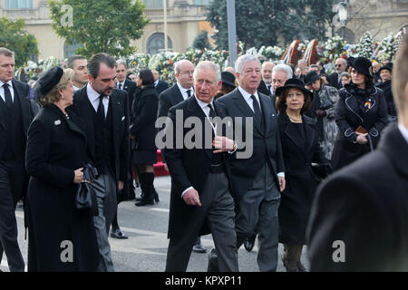 Bukarest, Rumänien - Dezember 16, 2017: Prince Charles in Großbritannien nimmt an der Trauerfeier für den Verstorbenen rumänische König Michael ich vor der ehemaligen Königlichen Palast. Stockfoto