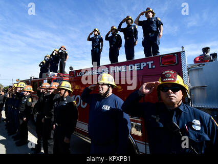 Encino, Kalifornien, USA. 17. Dezember, 2017. 12-17-17. Encino CA. Los Angeles City Feuerwehrmänner stehen in Aufmerksamkeit und begrüssen die Cal-Fire Trauerzug entlang der Autobahn 101 der gefallenen Cal Fire San Diego Ingenieur Cory Iverson Sonntag. Die Prozession auf den Weg nach San Diego machen, waren Dienstleistungen werden am kommenden Wochenende 23. Dezember geschehen. Foto von Gene Blevins/LA DailyNews/SCNG/ZumaPress. Credit: Gene Blevins/ZUMA Draht/Alamy leben Nachrichten Stockfoto