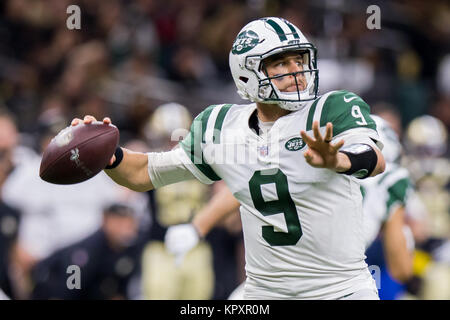 New Orleans, USA. 17 Dez, 2017. Dezember 17, 2017 - New York Jets quarterback Bryce Petty (9) passt den Ball gegen die New Orleans Saints in der zweiten Hälfte des Mercedes-Benz Superdome in New Orleans, LA. New Orleans Saints besiegten New York Jets 31-19. Stephen Lew/CSM Credit: Cal Sport Media/Alamy leben Nachrichten Stockfoto