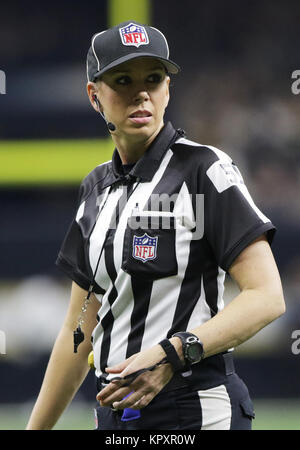 New Orleans, Louisiana, USA. 17 Dez, 2017. Line Richter Sarah Thomas amtiert das Spiel New York Jets in New Orleans Saints im Mercedes-Benz Superdome in New Orleans, Louisiana, USA am 17. Dezember 2017. Die Heiligen schlagen die Jets 31-19. Credit: Dan Anderson/ZUMA Draht/Alamy leben Nachrichten Stockfoto