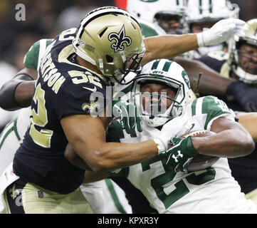 New Orleans, Louisiana, USA. 17 Dez, 2017. (L-R) außerhalb New Orleans Saints linebacker Craig Robertson, New York Jets zurück laufen BILAL POWELL während NFL Tätigkeit im Mercedes-Benz Superdome. Credit: Dan Anderson/ZUMA Draht/Alamy leben Nachrichten Stockfoto