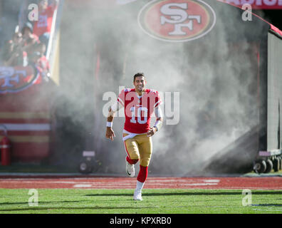 Halbzeit. 17 Dez, 2017. San Francisco 49ers quarterback Jimmy Garoppolo (10) nimmt das Feld vor der NFL Football Spiel zwischen den Tennessee Titans und den San Francisco 49ers bei Levi's Stadion in Santa Clara, CA. Die 49ers führen die Titanen 16-10 zur Halbzeit. Damon Tarver/Cal Sport Media/Alamy leben Nachrichten Stockfoto