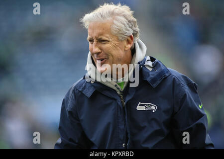 Seattle, WA, USA. 17 Dez, 2017. Seattle Seahawks Head Coach Pete Carroll um Spaziergänge vor einem Spiel zwischen den Los Angeles Rams und Seattle Seahawks an CenturyLink Feld in Seattle, WA. Sean Brown/CSM/Alamy leben Nachrichten Stockfoto