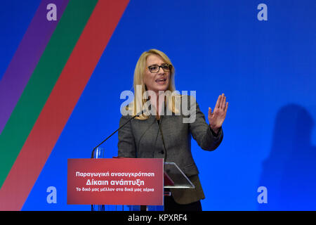 Elefsis, Griechenland, 17. Dez, 2017. Rena Dourou, Landeshauptmann von Attika, Gespräche auf regionaler Kongress für den produktiven Wiederaufbau des westlichen Attika nach dem jüngsten verheerenden Überschwemmungen in der Stadt von Mandra in Elefsis, Griechenland. Credit: Nicolas Koutsokostas/Alamy leben Nachrichten Stockfoto