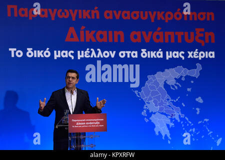 Elefsis, Griechenland, 17. Dez, 2017. Der griechische Ministerpräsident Alexis Tsipras Gespräche auf regionaler Kongress für den produktiven Wiederaufbau des westlichen Attika nach dem jüngsten verheerenden Überschwemmungen in der Stadt von Mandra in Elefsis, Griechenland. Credit: Nicolas Koutsokostas/Alamy leben Nachrichten Stockfoto
