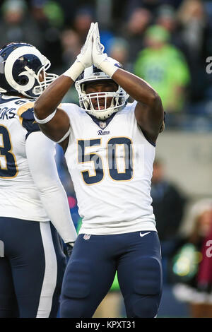 Seattle, WA, USA. 17 Dez, 2017. Los Angeles Rams linebacker Samson Ebukam (50) Signale für eine Sicherheit nach einer vorsätzlichen Erdung Strafe in der Endzone auf Seattle Seahawks Quarterback Russell Wilson (3) Während eines Spiels zwischen den Los Angeles Rams und Seattle Seahawks an CenturyLink Feld in Seattle, WA. Die Rams 42-7 gewonnen. Sean Brown/CSM/Alamy leben Nachrichten Stockfoto
