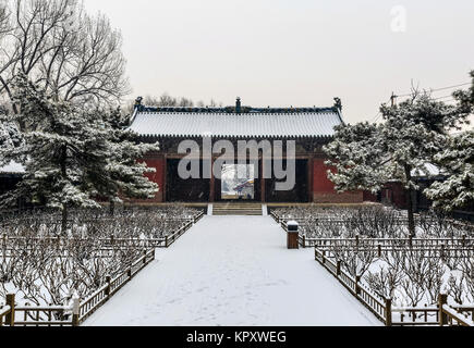 Taiyuan, Taiyuan, China. 14 Dez, 2017. Taiyuan, China-14. Dezember 2017: (redaktionelle Verwendung. CHINA). Die Jinci Tempel durch Schnee in Taiyuan, Provinz Shanxi im Norden Chinas. Jinci Tempel, auch als Jin Ancestral Tempel bekannt versinkt, ist eine Kombination aus historischen kulturellen Relikte und schönen Landschaften. Jinci Tempel ist weltberühmt, denn es ist eine alte Ancestral Tempel. Credit: SIPA Asien/ZUMA Draht/Alamy leben Nachrichten Stockfoto