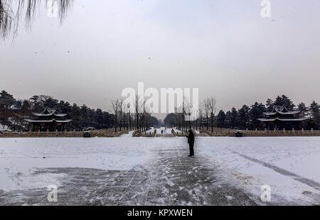 Taiyuan, Taiyuan, China. 14 Dez, 2017. Taiyuan, China-14. Dezember 2017: (redaktionelle Verwendung. CHINA). Die Jinci Tempel durch Schnee in Taiyuan, Provinz Shanxi im Norden Chinas. Jinci Tempel, auch als Jin Ancestral Tempel bekannt versinkt, ist eine Kombination aus historischen kulturellen Relikte und schönen Landschaften. Jinci Tempel ist weltberühmt, denn es ist eine alte Ancestral Tempel. Credit: SIPA Asien/ZUMA Draht/Alamy leben Nachrichten Stockfoto