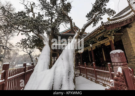 Taiyuan, Taiyuan, China. 14 Dez, 2017. Taiyuan, China-14. Dezember 2017: (redaktionelle Verwendung. CHINA). Die Jinci Tempel durch Schnee in Taiyuan, Provinz Shanxi im Norden Chinas. Jinci Tempel, auch als Jin Ancestral Tempel bekannt versinkt, ist eine Kombination aus historischen kulturellen Relikte und schönen Landschaften. Jinci Tempel ist weltberühmt, denn es ist eine alte Ancestral Tempel. Credit: SIPA Asien/ZUMA Draht/Alamy leben Nachrichten Stockfoto