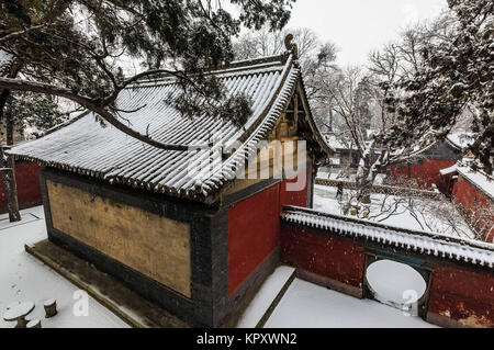 Taiyuan, Taiyuan, China. 14 Dez, 2017. Taiyuan, China-14. Dezember 2017: (redaktionelle Verwendung. CHINA). Die Jinci Tempel durch Schnee in Taiyuan, Provinz Shanxi im Norden Chinas. Jinci Tempel, auch als Jin Ancestral Tempel bekannt versinkt, ist eine Kombination aus historischen kulturellen Relikte und schönen Landschaften. Jinci Tempel ist weltberühmt, denn es ist eine alte Ancestral Tempel. Credit: SIPA Asien/ZUMA Draht/Alamy leben Nachrichten Stockfoto