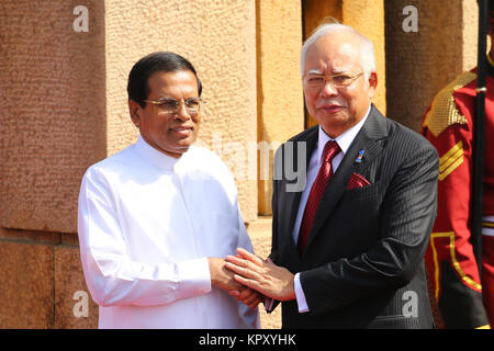 Colombo, Sri Lanka. 18 Dez, 2017. Malaysische Premierminister Najib Razak (R) Shake Hand mit Sri Lankan Präsidenten Maithripala Sirisena (L bei der Präsident Sekretariat Büro in Colombo, während für 60 Jahre deplomatic Beziehung zwischen den beiden Ländern markieren. Credit: vimukthi Embuldeniya/Alamy leben Nachrichten Stockfoto