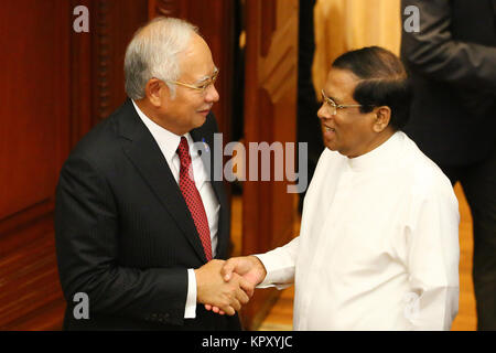 Colombo, Sri Lanka. 18 Dez, 2017. Malaysische Premierminister Najib Razak (L) Shake Hand mit Sri Lankan Präsidenten Maithripala Sirisena (R) an der Präsident Sekretariat Büro in Colombo, während für 60 Jahre deplomatic Beziehung zwischen den beiden Ländern markieren. Credit: vimukthi Embuldeniya/Alamy leben Nachrichten Stockfoto