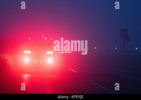 Southport, Merseyside. Dichter Nebel. Dezember 2017 18. UK Wetter. Pendler auf dem Weg zur Arbeit wurden von sehr schwierigen Fahrsituationen heute Vormittag wie eine Decke von dichtem Nebel an der nord west Küste in Southport, Merseyside herabkam. Credit: cernan Elias/Alamy leben Nachrichten Stockfoto