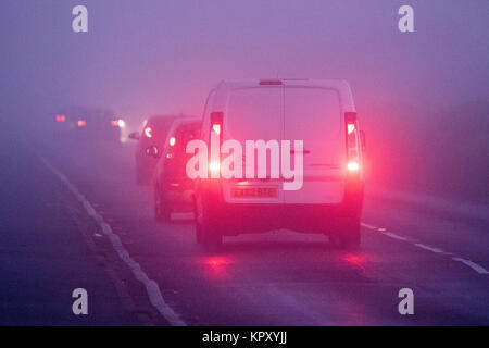 Southport, Merseyside. Dichter Nebel. Dezember 2017 18. UK Wetter. Pendler auf dem Weg zur Arbeit wurden von sehr schwierigen Fahrsituationen heute Vormittag wie eine Decke von dichtem Nebel an der nord west Küste in Southport, Merseyside herabkam. Credit: cernan Elias/Alamy leben Nachrichten Stockfoto