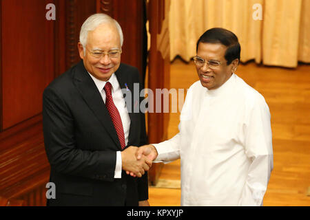 Colombo, Sri Lanka. 18 Dez, 2017. Malaysische Premierminister Najib Razak (L) Shake Hand mit Sri Lankan Präsidenten Maithripala Sirisena (R) an der Präsident Sekretariat Büro in Colombo, während für 60 Jahre deplomatic Beziehung zwischen den beiden Ländern markieren. Credit: vimukthi Embuldeniya/Alamy leben Nachrichten Stockfoto